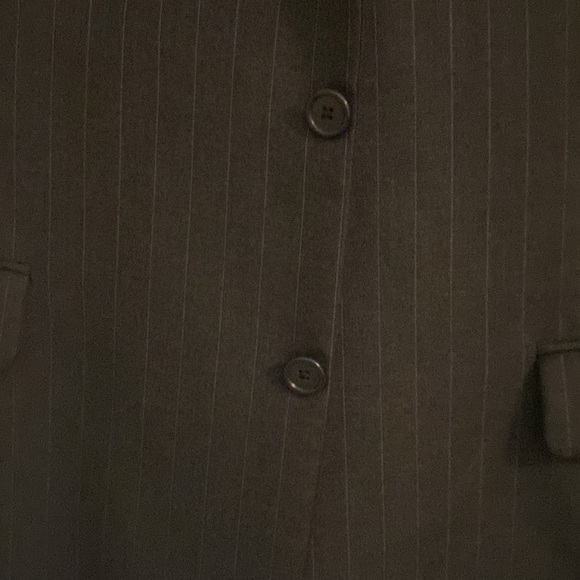 Hickey Freeman grey pinstriped suit.  Excellent condition and well maintained. - Picture 6 of 7